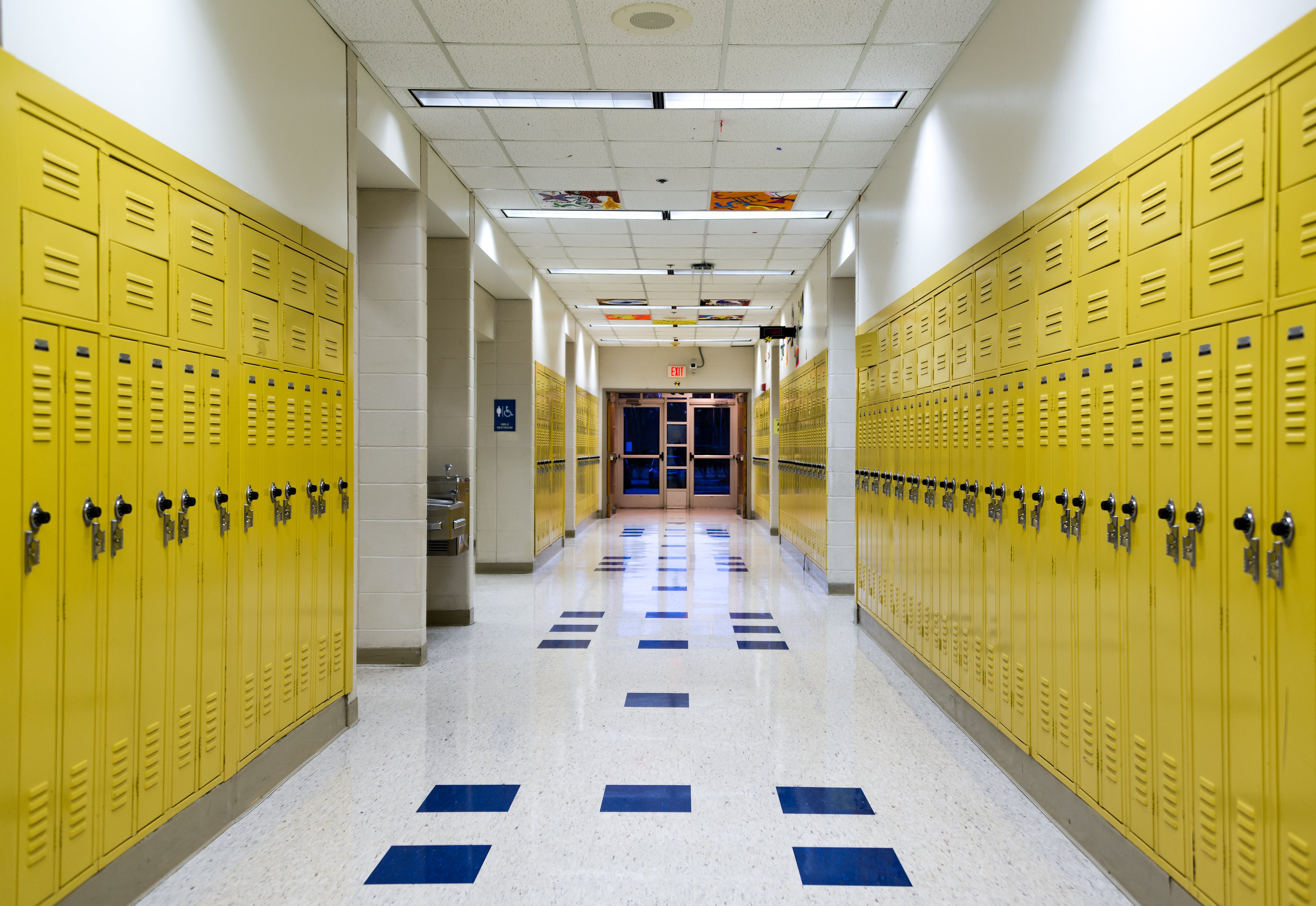 Школьный коридор американской школы шкафчики