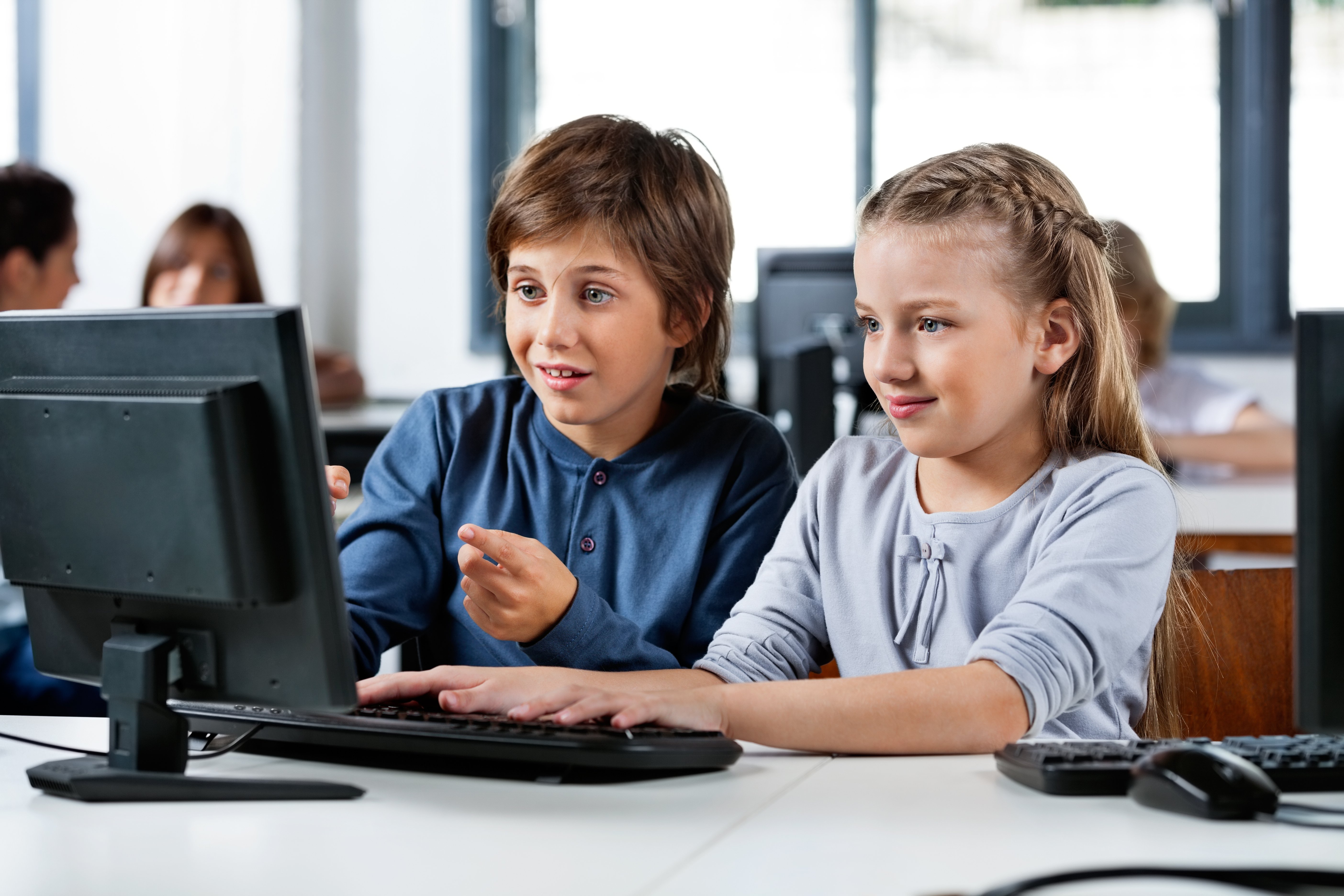 Веб общение интернет. Компьютер для детей. Компьютер для школьника. Ребенок за компьютером. Школьник в интернете.