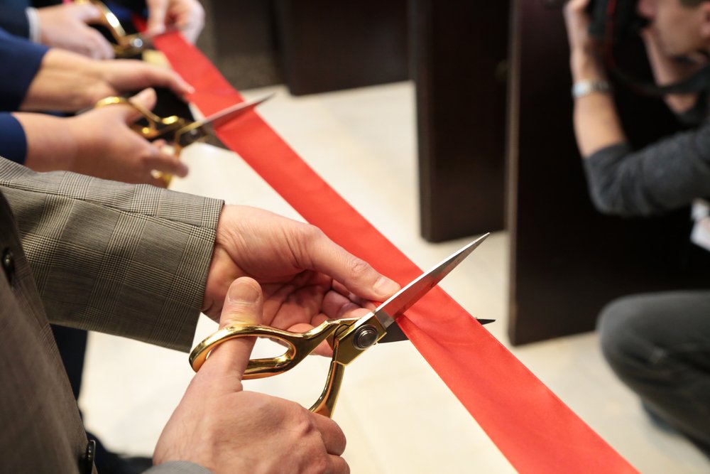 Открытие предприятия. Business ribbon Cutting Ceremony.