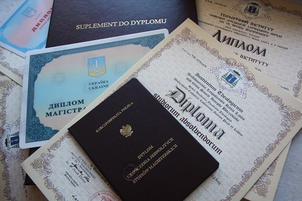 На сьогодні в Вищах України є можливість отримати диплом як українського зразка, так і іноземного